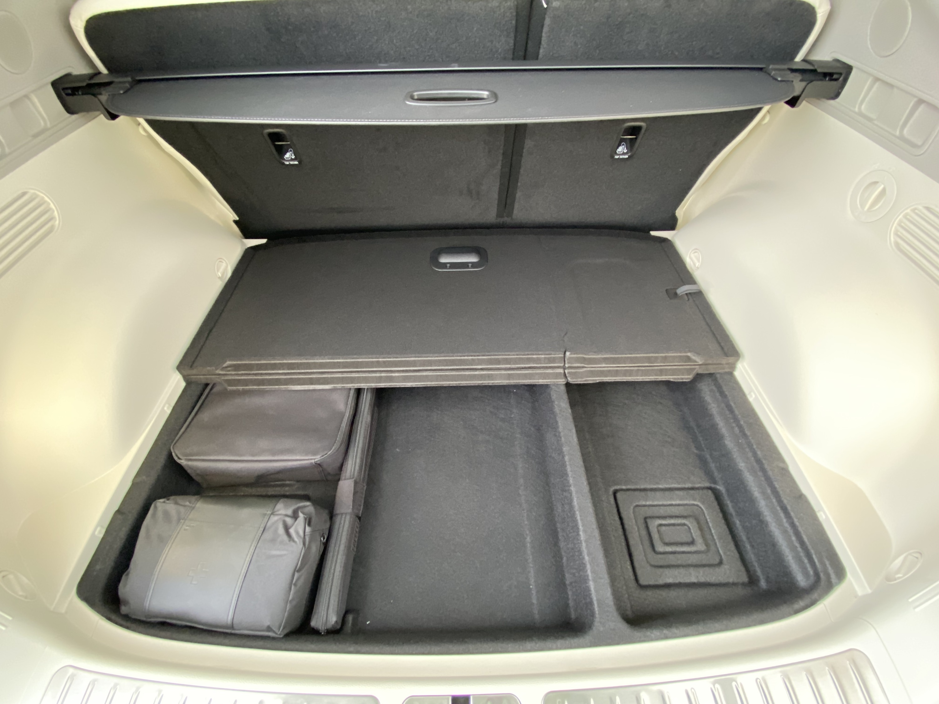 Der Kofferraum und sein Fächer